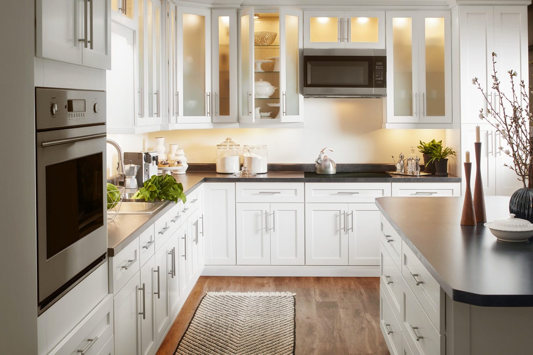 Kitchen with Pure White Shaker Style Assembled Kitchen Cabinets